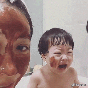 엄마보고 놀란 아기.gif